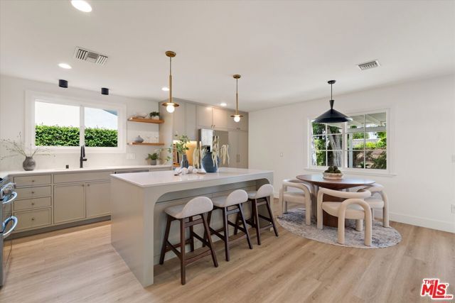 23445 Sylvan Street, Woodland Hills (los Angeles), CA 91367