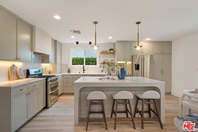 23445 Sylvan Street, Woodland Hills (los Angeles), CA 91367