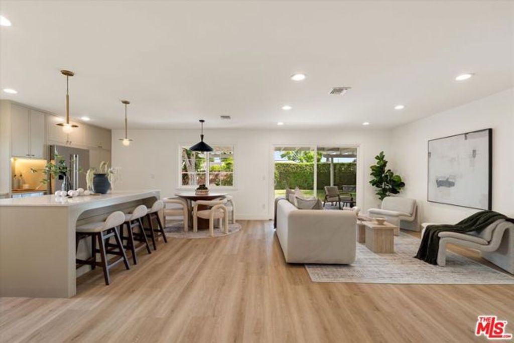 23445 Sylvan Street, Woodland Hills (los Angeles), CA 91367