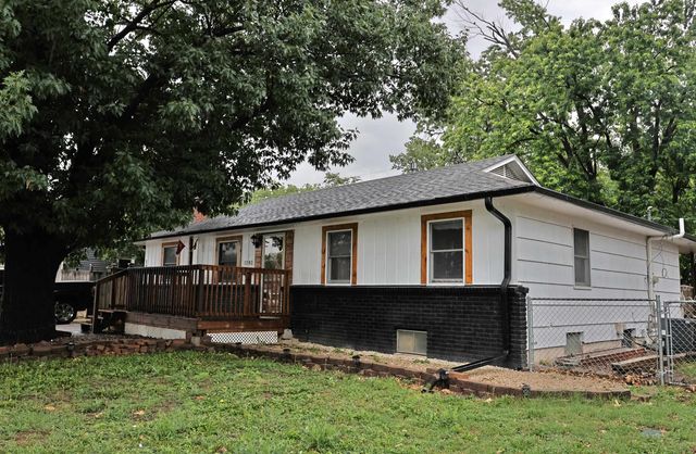 1203 Dover Dr, Salina, KS 67401