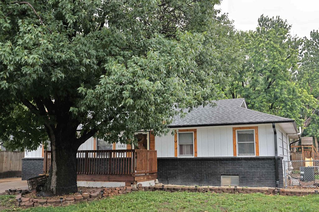 1203 Dover Dr, Salina, KS 67401