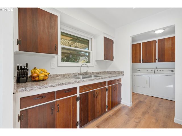 8703 Ne SACRAMENTO St, Portland, OR 97220