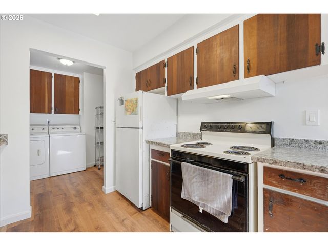 8703 Ne SACRAMENTO St, Portland, OR 97220