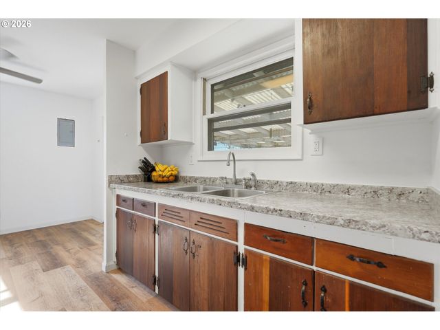 8703 Ne SACRAMENTO St, Portland, OR 97220