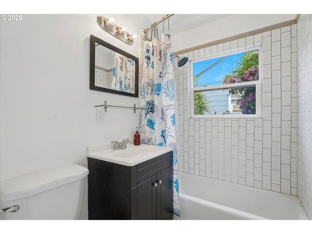 8703 Ne SACRAMENTO St, Portland, OR 97220