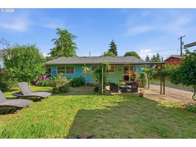 8703 Ne SACRAMENTO St, Portland, OR 97220