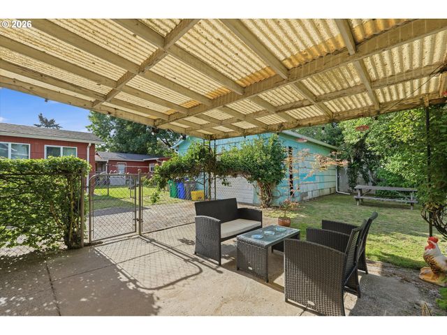 8703 Ne SACRAMENTO St, Portland, OR 97220