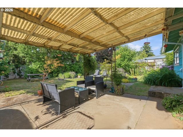 8703 Ne SACRAMENTO St, Portland, OR 97220