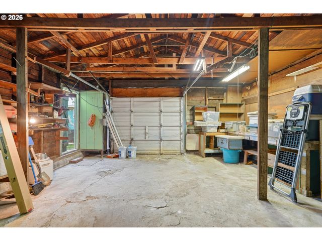 8703 Ne SACRAMENTO St, Portland, OR 97220