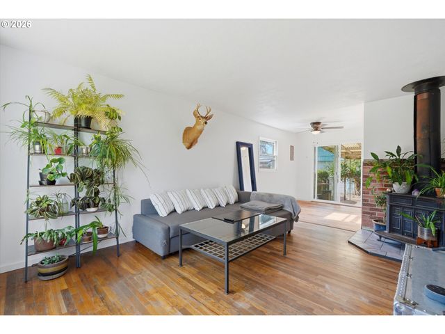 8703 Ne SACRAMENTO St, Portland, OR 97220