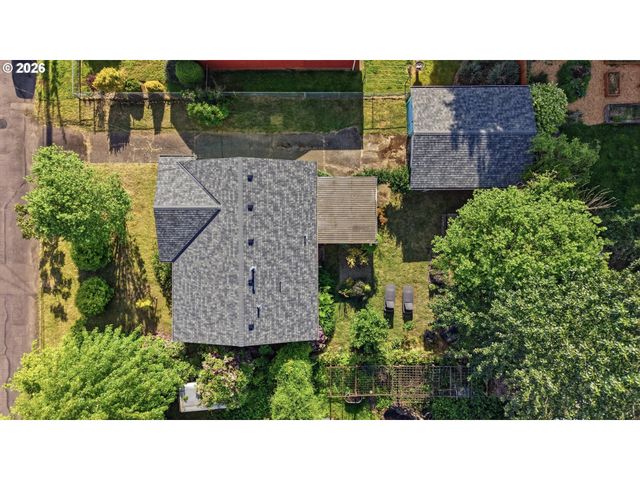 8703 Ne SACRAMENTO St, Portland, OR 97220