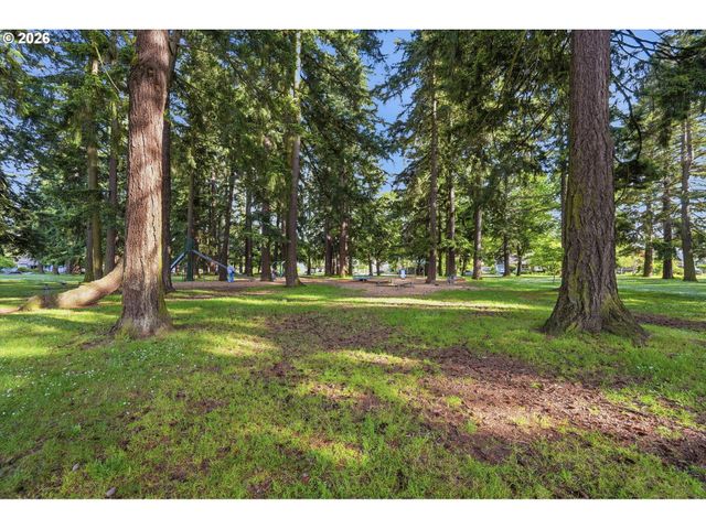 8703 Ne SACRAMENTO St, Portland, OR 97220