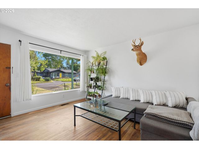 8703 Ne SACRAMENTO St, Portland, OR 97220