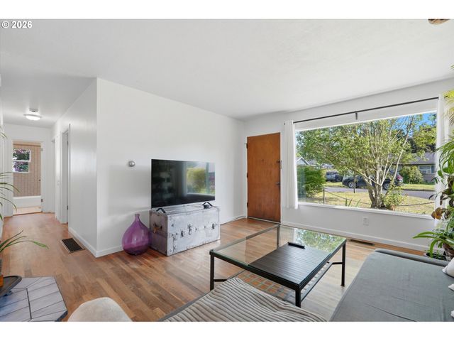 8703 Ne SACRAMENTO St, Portland, OR 97220