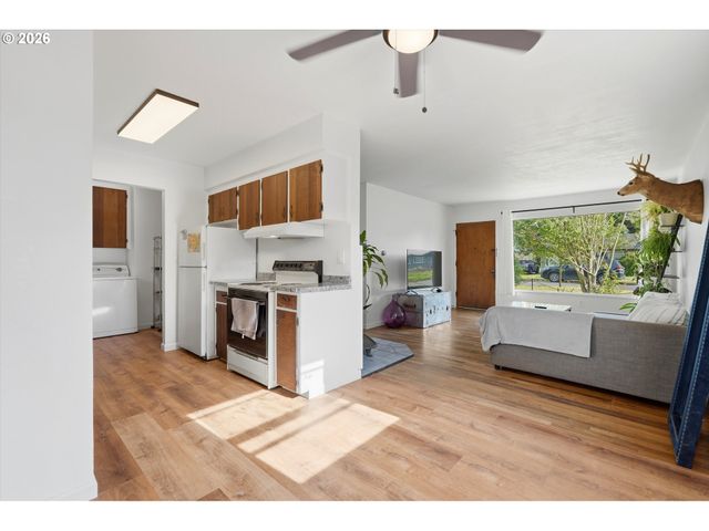 8703 Ne SACRAMENTO St, Portland, OR 97220