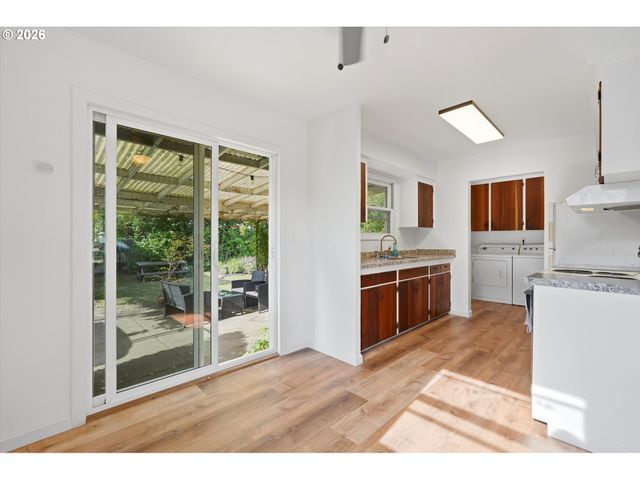 8703 Ne SACRAMENTO St, Portland, OR 97220