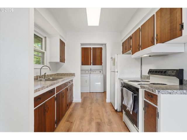 8703 Ne SACRAMENTO St, Portland, OR 97220