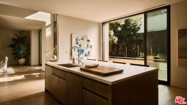 8880 Rosewood Avenue, West Hollywood, CA 90048