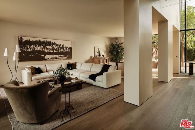 8880 Rosewood Avenue, West Hollywood, CA 90048