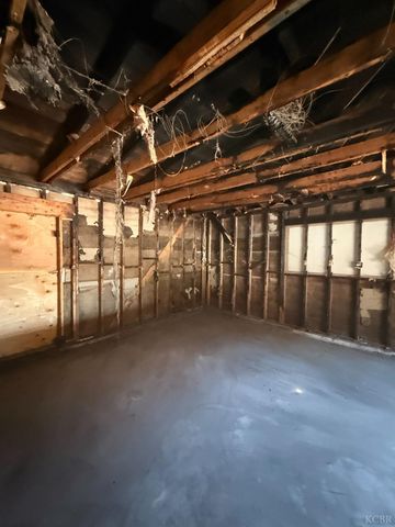 1212 W Water Street, Hanford, CA 93230