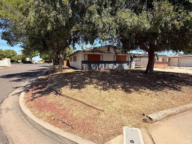 1212 W Water Street, Hanford, CA 93230