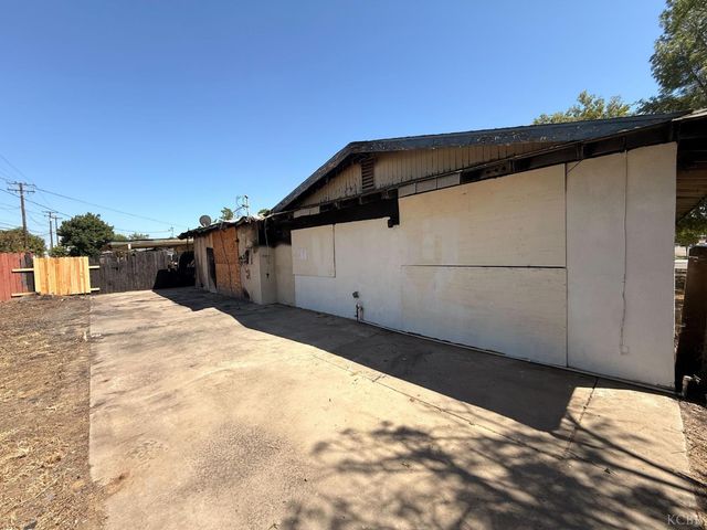 1212 W Water Street, Hanford, CA 93230