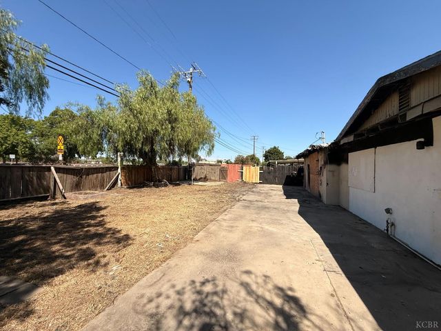 1212 W Water Street, Hanford, CA 93230