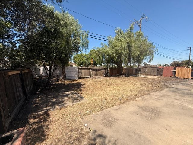 1212 W Water Street, Hanford, CA 93230