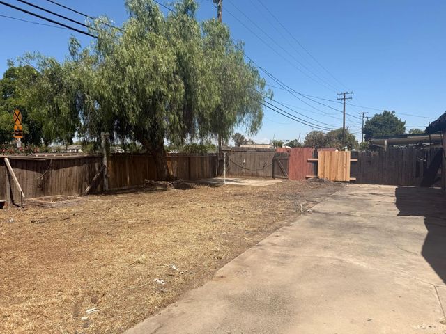 1212 W Water Street, Hanford, CA 93230