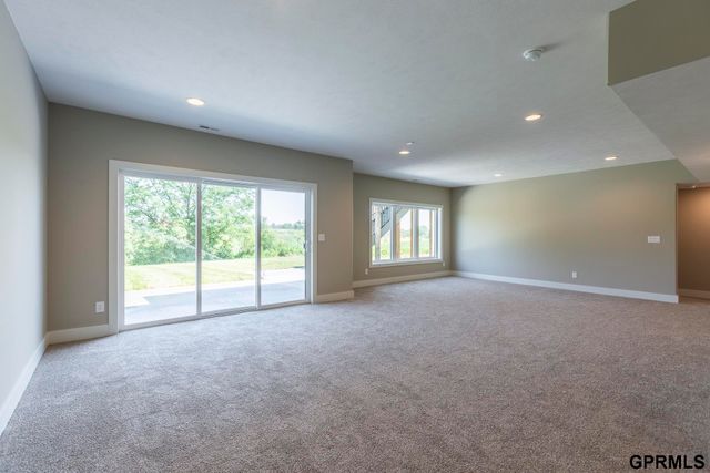 2094 N 182 Avenue Circle, Elkhorn, NE 68022