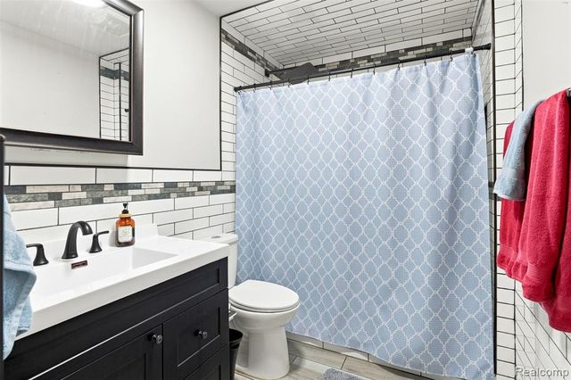 793 N Adams Road, Rochester Hills, MI 48309
