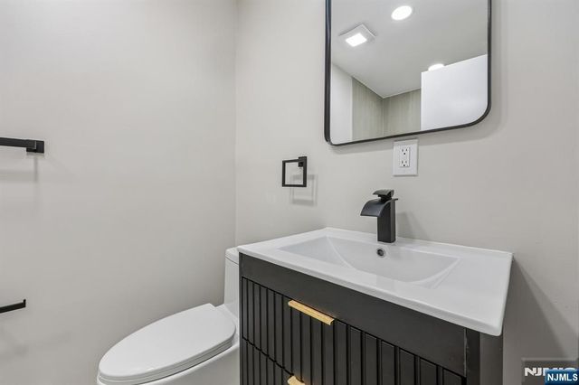 33 Lotz Street, North Haledon, NJ 07508