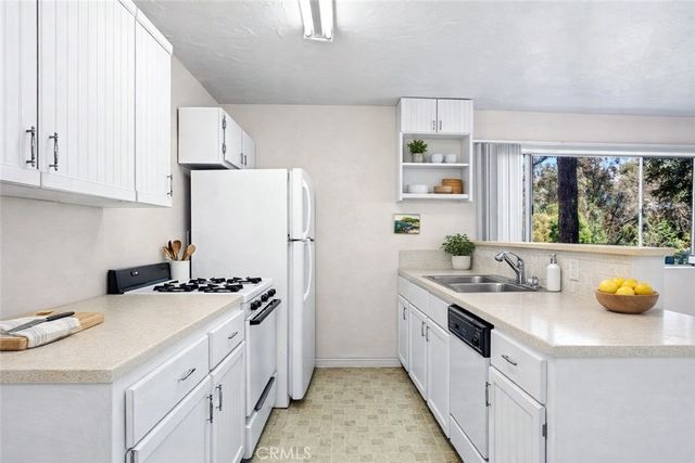 15 La Crescenta Drive, Camarillo, CA 93010