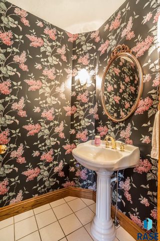 4509 S River Oaks Dr Drive, Sioux Falls, SD 57105