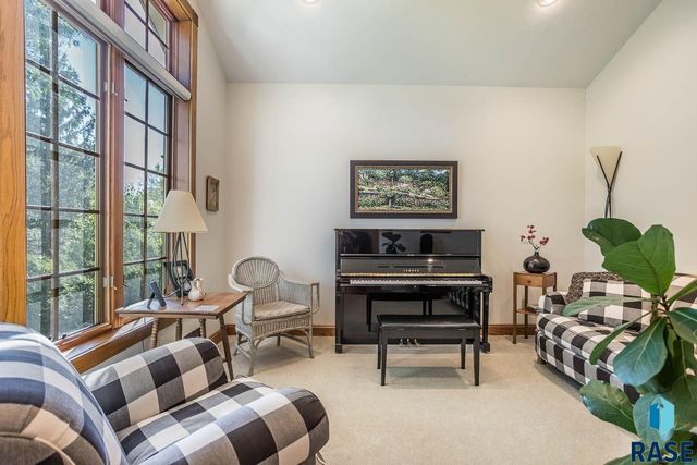 4509 S River Oaks Dr Drive, Sioux Falls, SD 57105
