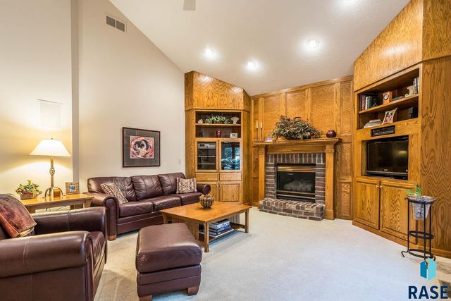 4509 S River Oaks Dr Drive, Sioux Falls, SD 57105