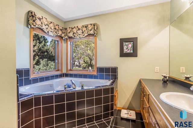 4509 S River Oaks Dr Drive, Sioux Falls, SD 57105