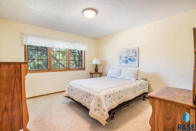 4509 S River Oaks Dr Drive, Sioux Falls, SD 57105