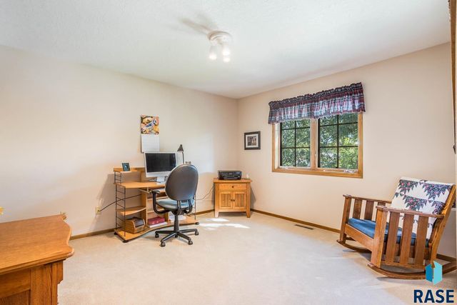 4509 S River Oaks Dr Drive, Sioux Falls, SD 57105