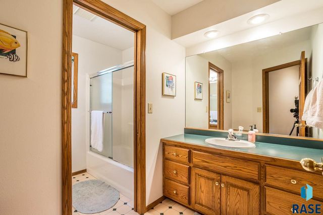 4509 S River Oaks Dr Drive, Sioux Falls, SD 57105