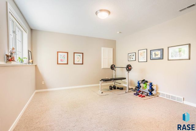 4509 S River Oaks Dr Drive, Sioux Falls, SD 57105