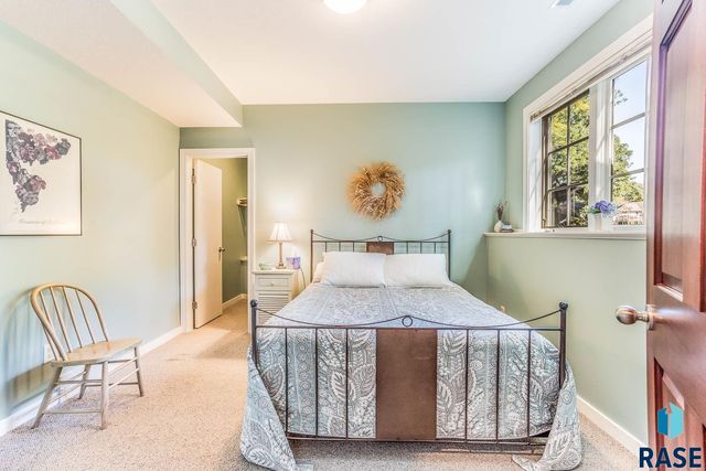 4509 S River Oaks Dr Drive, Sioux Falls, SD 57105