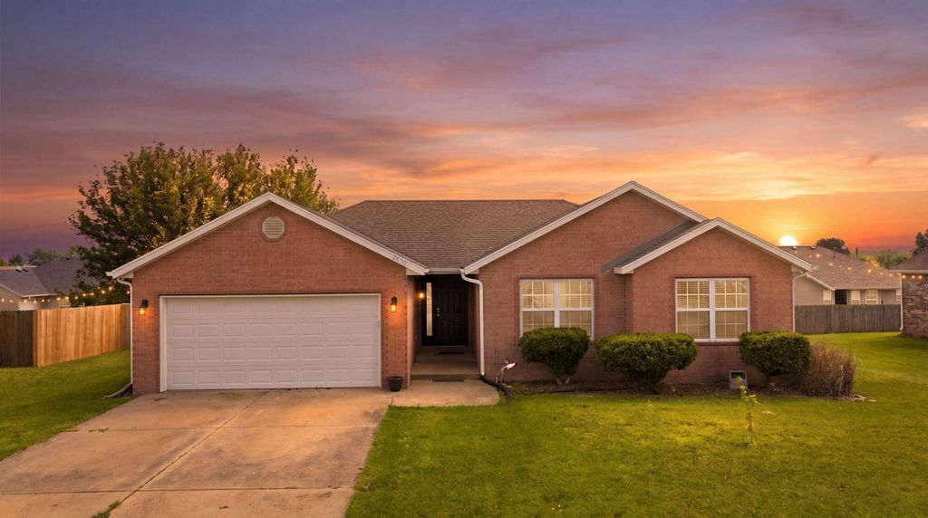 2610 E Moonlight Street, Republic, MO 65738