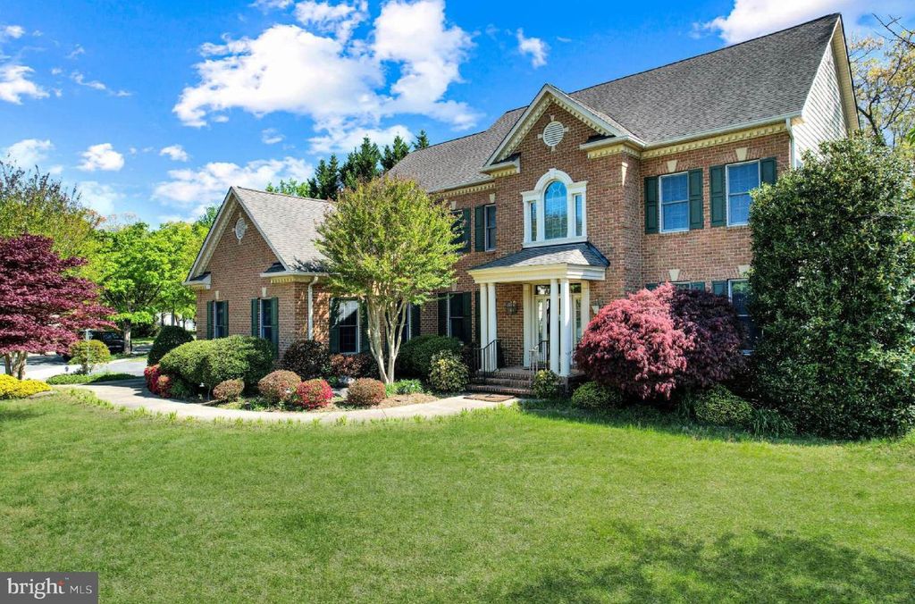 Image 4 of property listing at 8201 GREEN ICE DR, Pasadena, MD 21122
