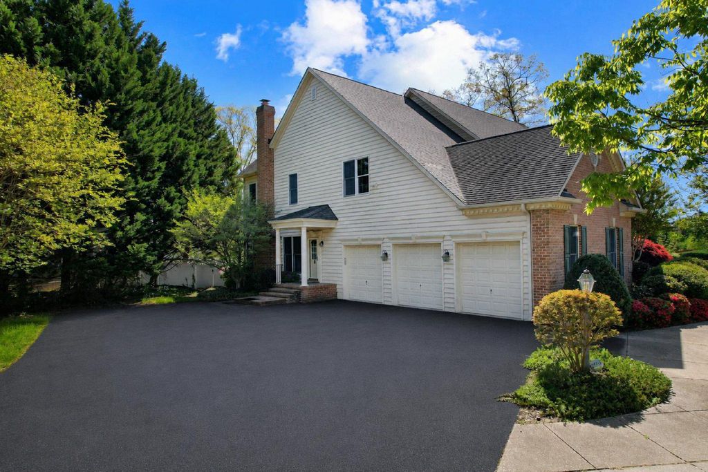 Image 8 of property listing at 8201 GREEN ICE DR, Pasadena, MD 21122