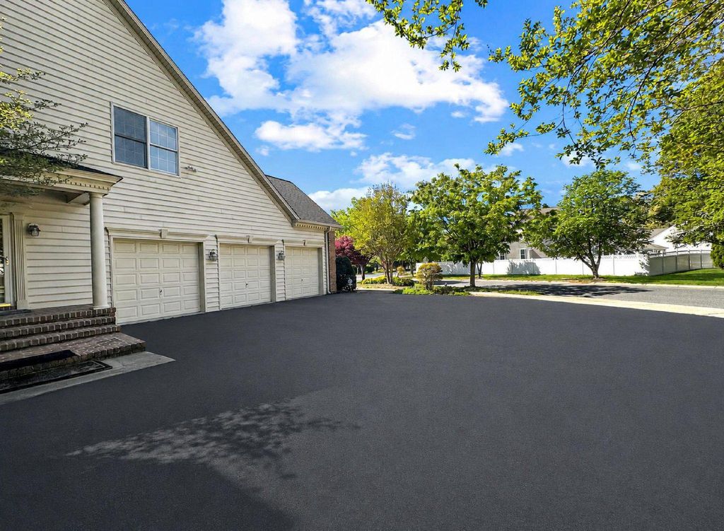 Image 9 of property listing at 8201 GREEN ICE DR, Pasadena, MD 21122