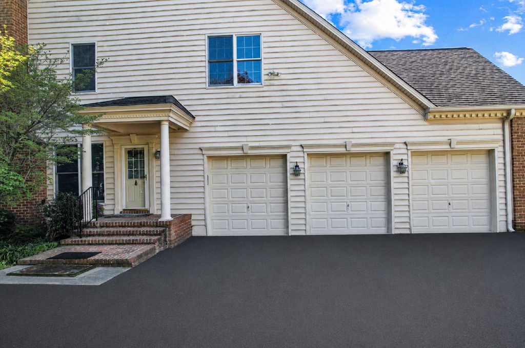 Image 10 of property listing at 8201 GREEN ICE DR, Pasadena, MD 21122
