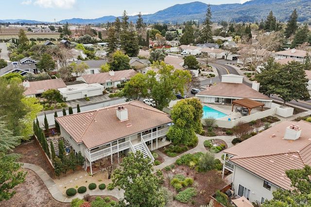 760 Granada Ct, St. Helena, CA 94574