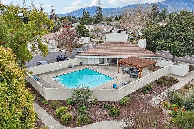 760 Granada Ct, St. Helena, CA 94574