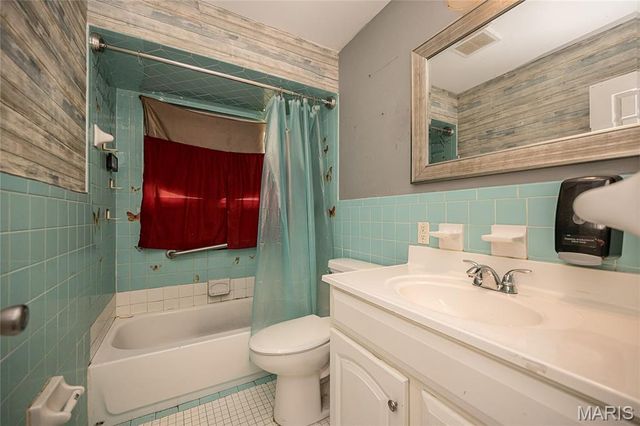 460 Versailles Drive, Florissant, MO 63031